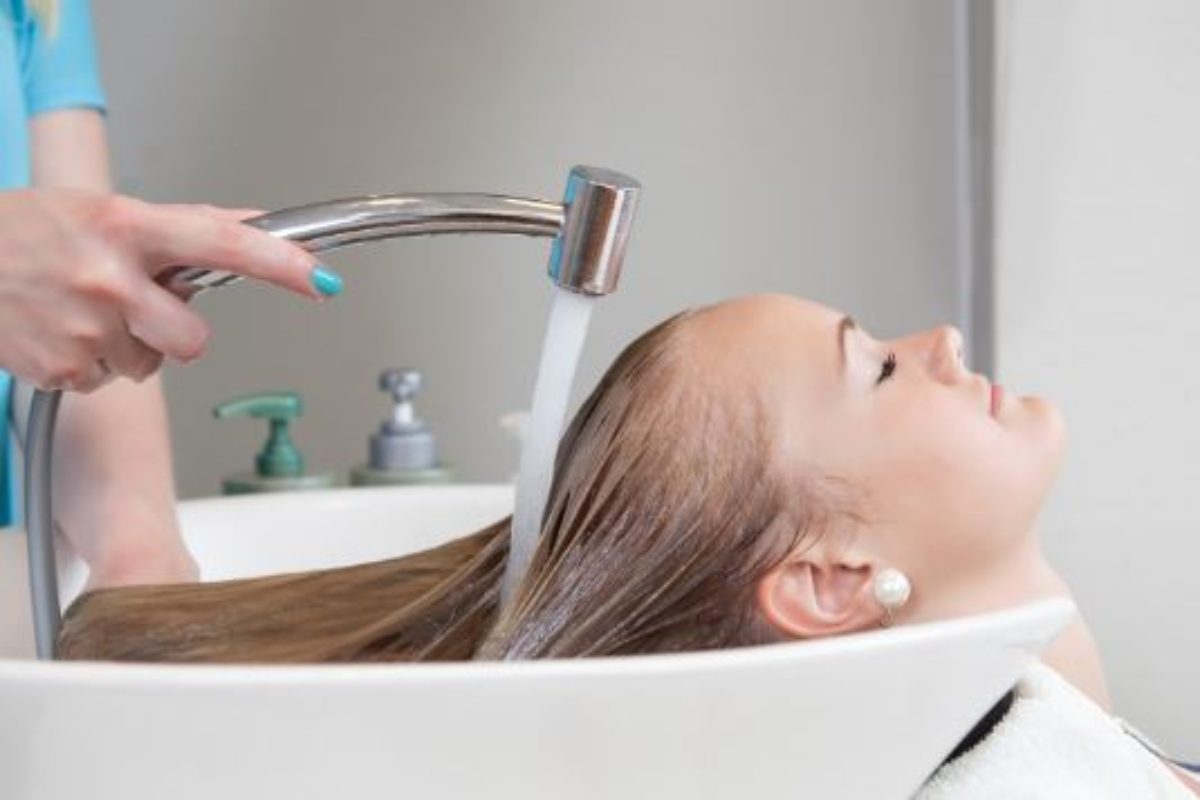 shampoo con acqua fredda per la salute dei capelli