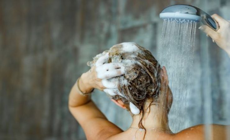 shampoo con acqua fredda per la salute dei capelli