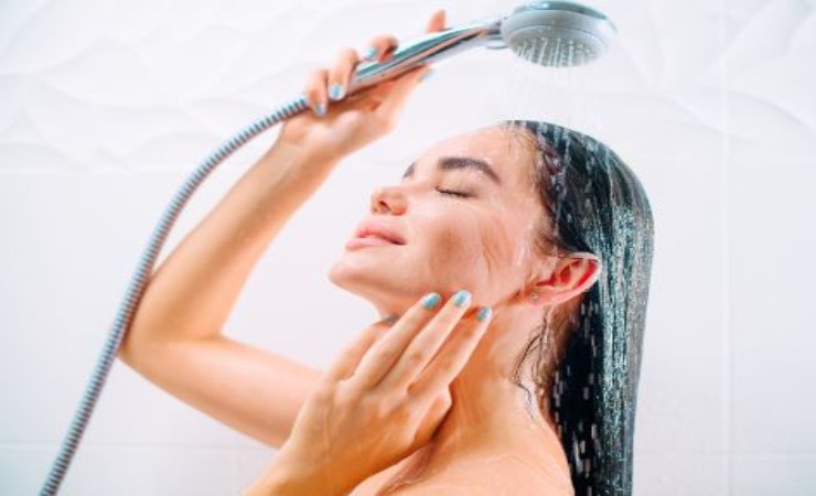 il filtro doccia anticalcare per la salute dei capelli