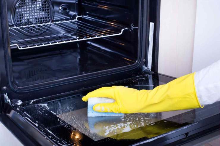 Usa questo trucco per pulire il forno